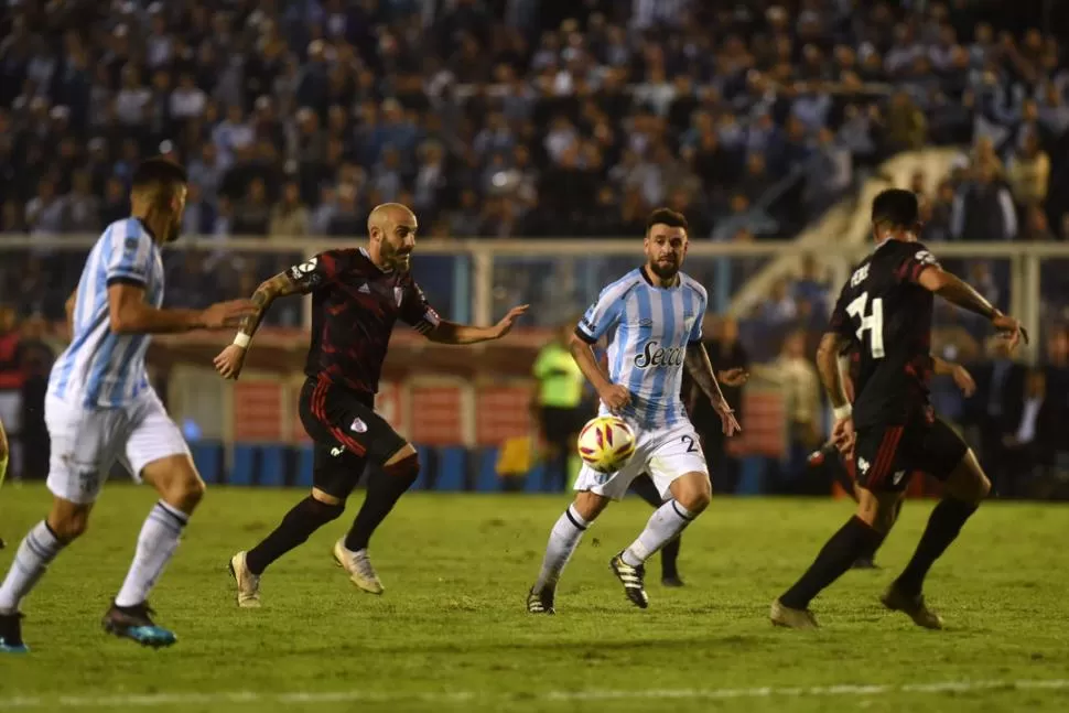 MONUMENTAL. Javier Pinola intenta darle alcance a San Román. Atlético logró una ventaja importante de cara a la revancha en Núñez, sino que además mantuvo el arco en cero, un factor que puede ser clave. la gaceta / foto de DIEGO ARAOZ