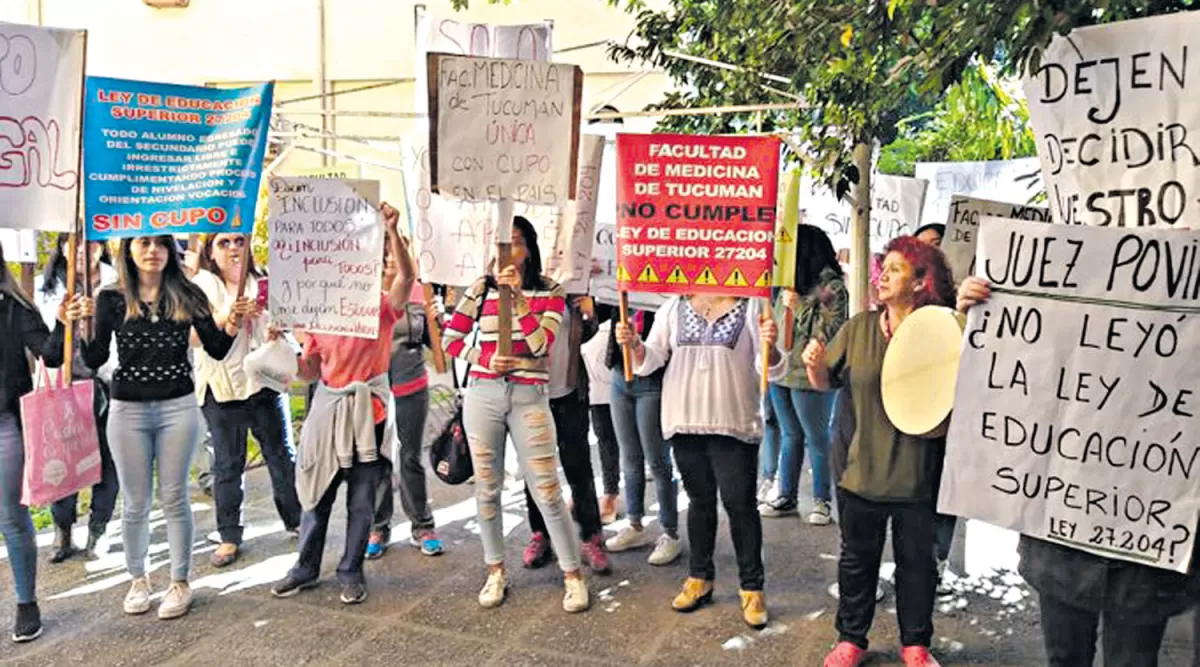 RUIDOSA PROTESTA. La manifestación se extendió por dos horas y estuvo acompañada por pancartas y redoblantes.