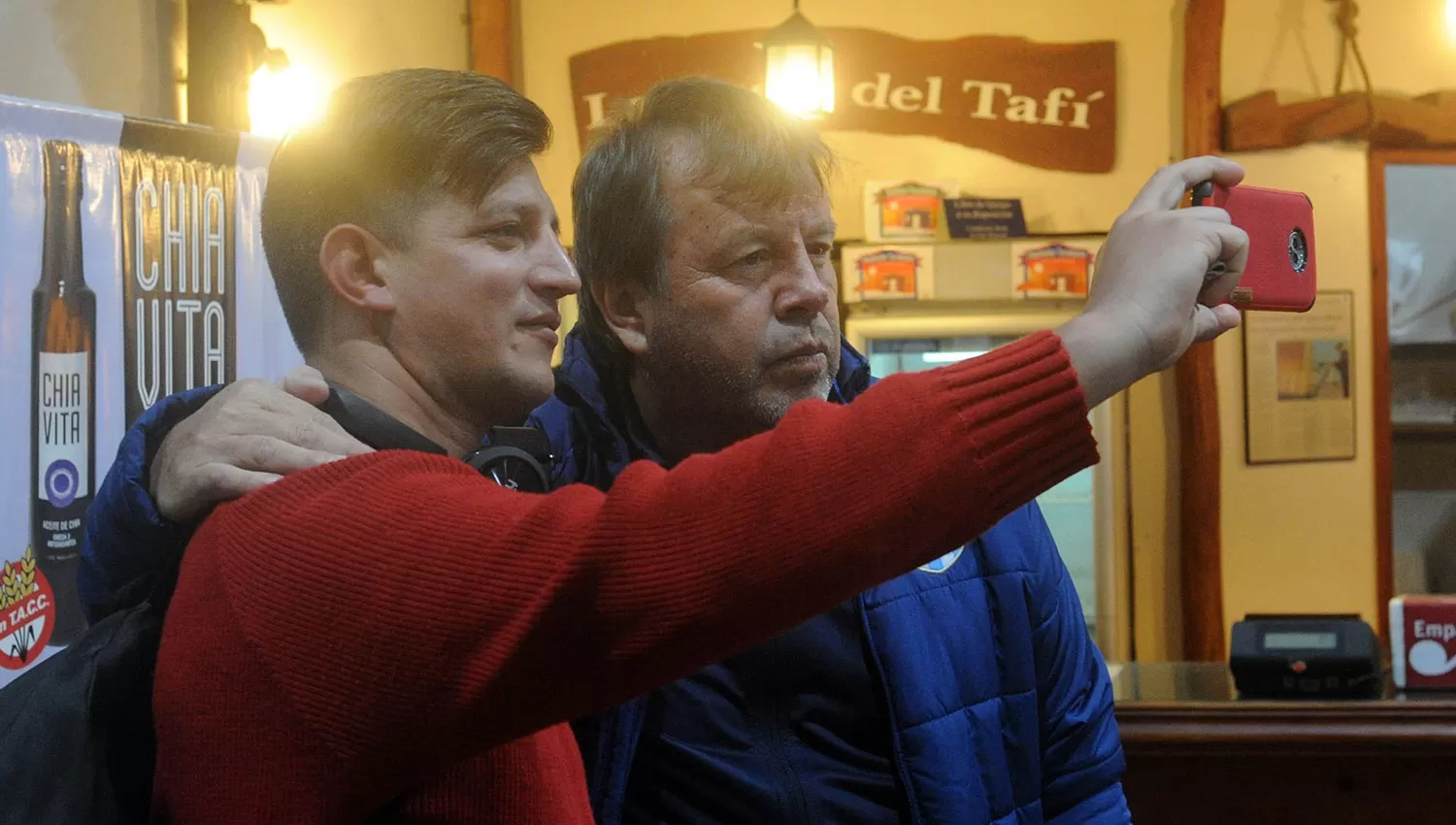 SALE SELFIE. Zielinski recibió el apoyo de los hinchas antes de viajar a Buenos Aires. LA GACETA/FOTO DE ANTONIO FERRONI