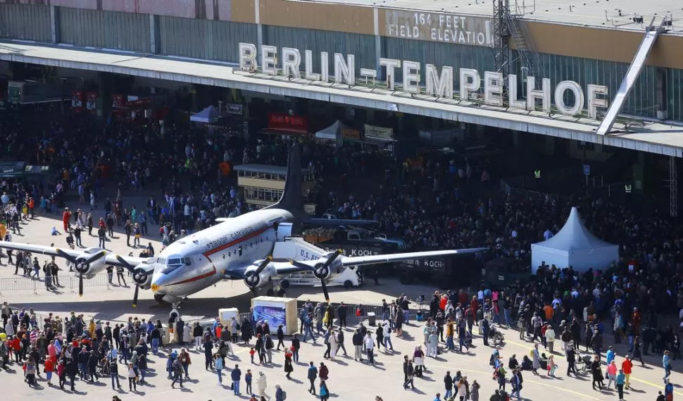 SÍMBOLO. Uno de los Douglas C-54, llamados “lanzadores de caramelos”. reuters