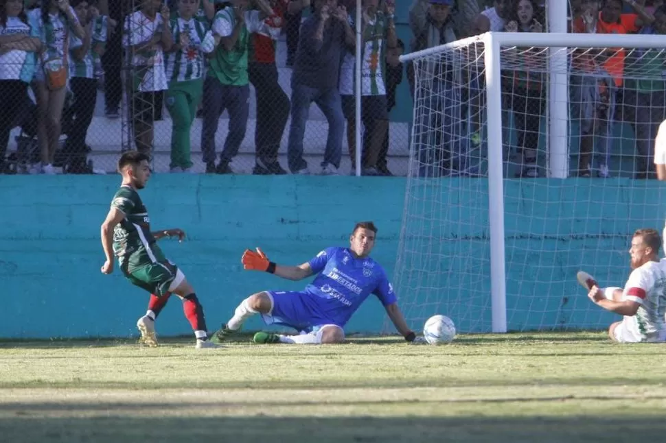 SE LO PIERDE. Leonardo Valdez llegó con lo justo y arquero Perelman evitó lo que iba a ser el cuarto gol para San Jorge. gentileza diario de cuyo