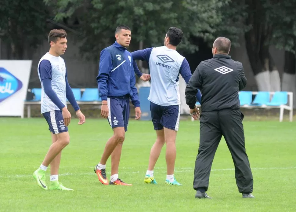 SEGURIDAD. Mauro Osores (6) jugará como central en Atlético. El muchacho de San Pablo viene jugando en el equipo que dirige Martín Anastacio.  la gaceta / foto de Antonio Ferroni (archivo)