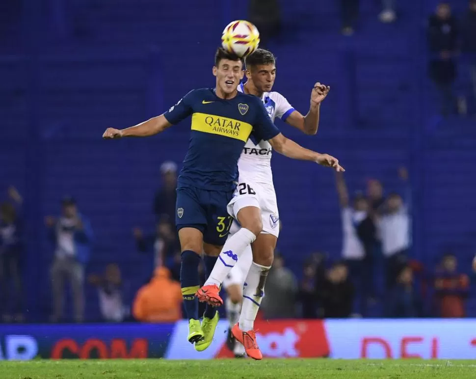 CON TODO. Nicolás Capaldo y Nicolás Domínguez luchan en lo alto por la posesión de la pelota. No se sacaron ventaja. telam