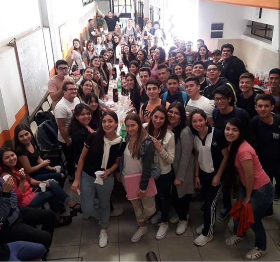 Daniela, junto a su grupo de aspirantes del ingreso a Medicina.