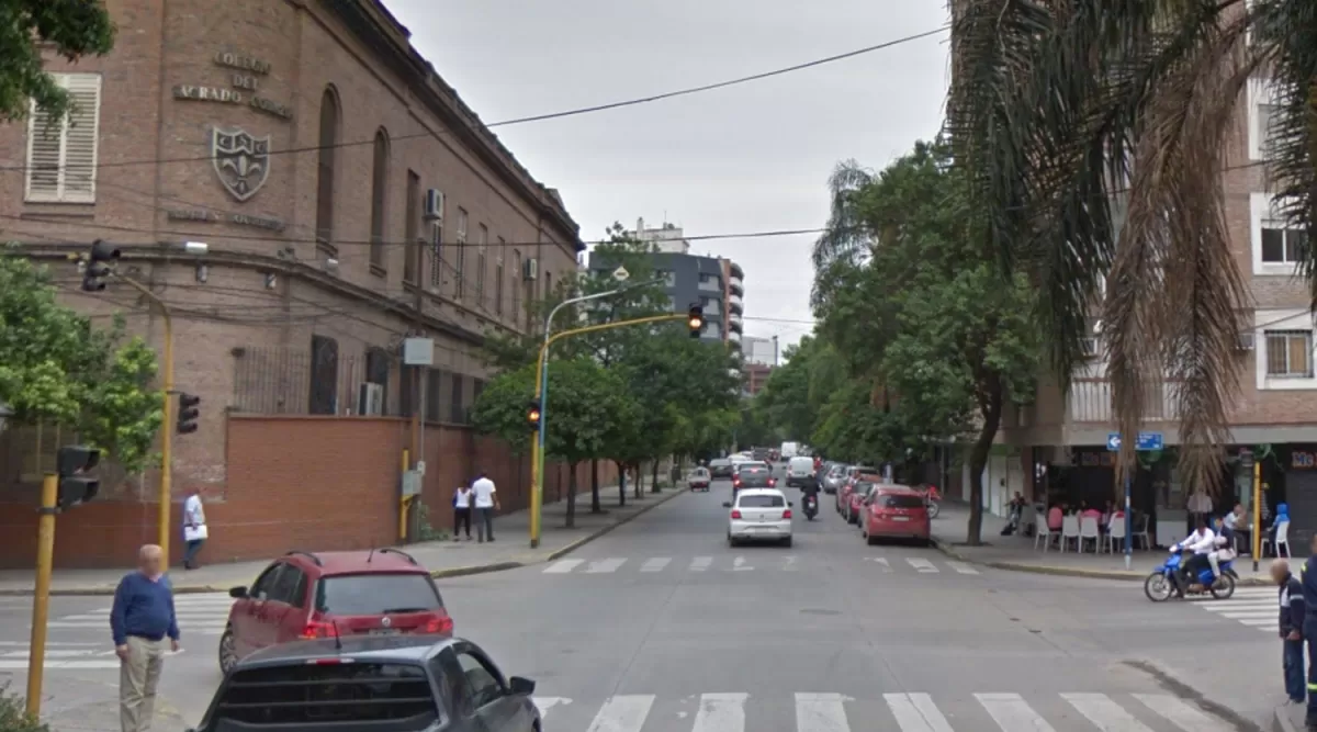 BARRIO NORTE. El ataque ocurrió en una zona muy concurrida y repleta de autos y transeúntes.