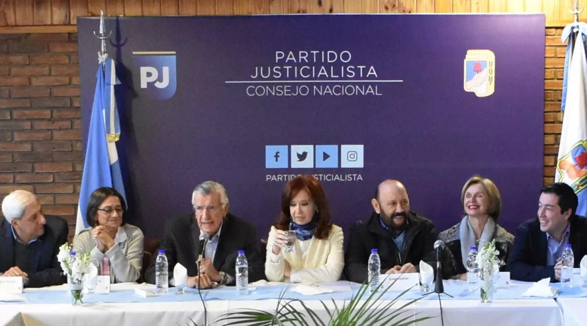 CENTRO DE ATENCIÓN. Corpacci, Gioja, Insfrán y Rojkés de Alperovich, entre otros, se ubicaron muy cerca de Cristina Fernández de Kirchner. twitter @p_justicialista