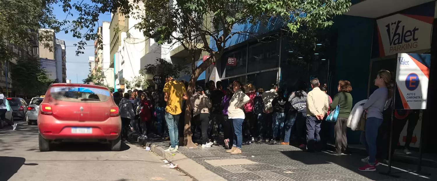 En la puerta del banco estuvo estacionado también un vehículo identificado con la fórmula Manzur-Jaldo y el candidato a delgado comunal Hugo Lazarte / LA GACETA