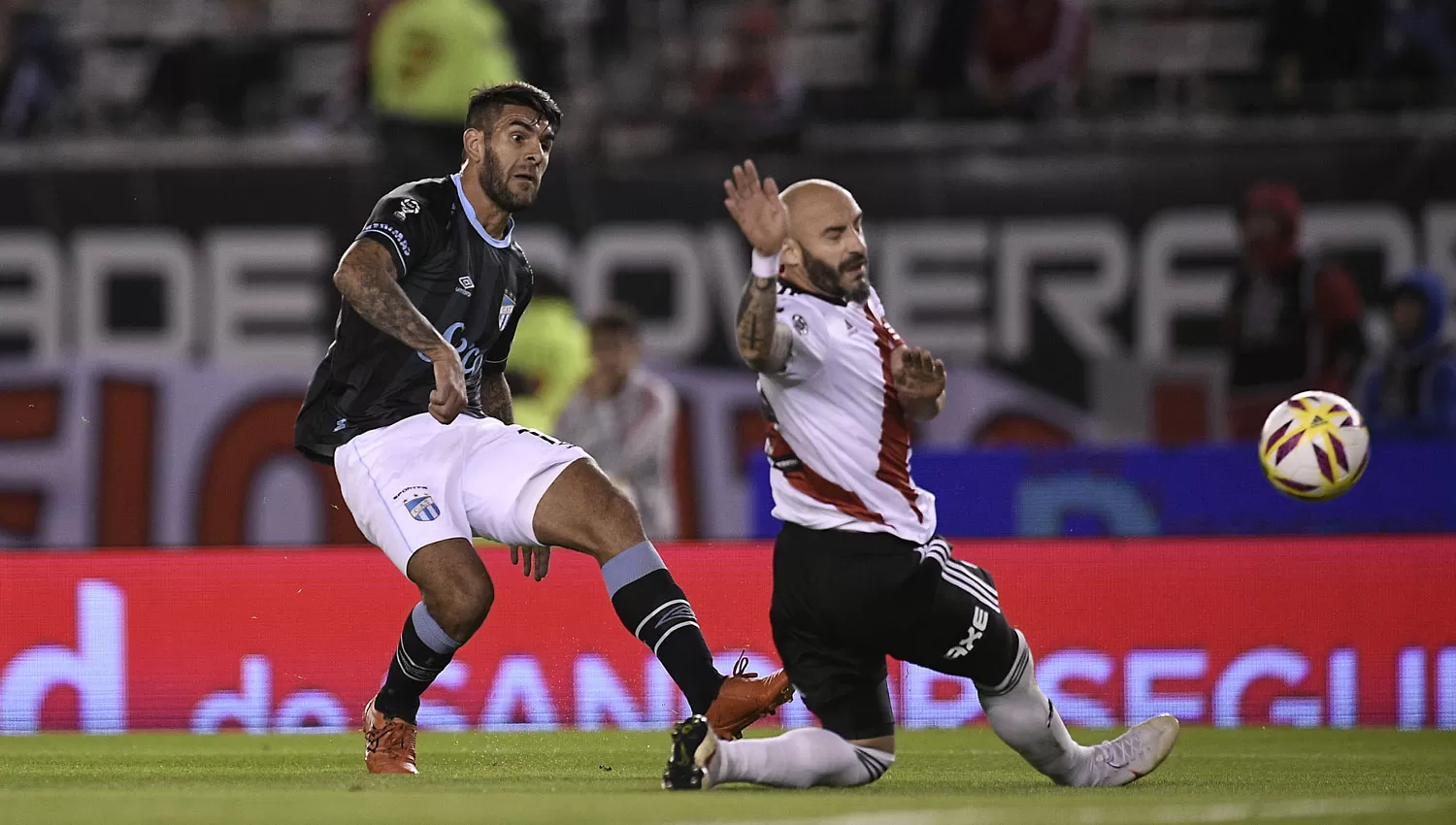 EL MOMENTO. Toledo ya puso el píe izquierdo para anotar el gol de la clasificación 