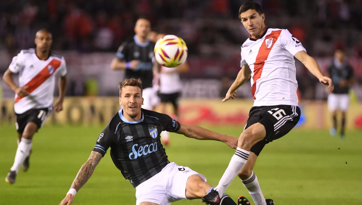 INTENSO. Fernández fue una pesadilla para Atlético durante la primera etapa.