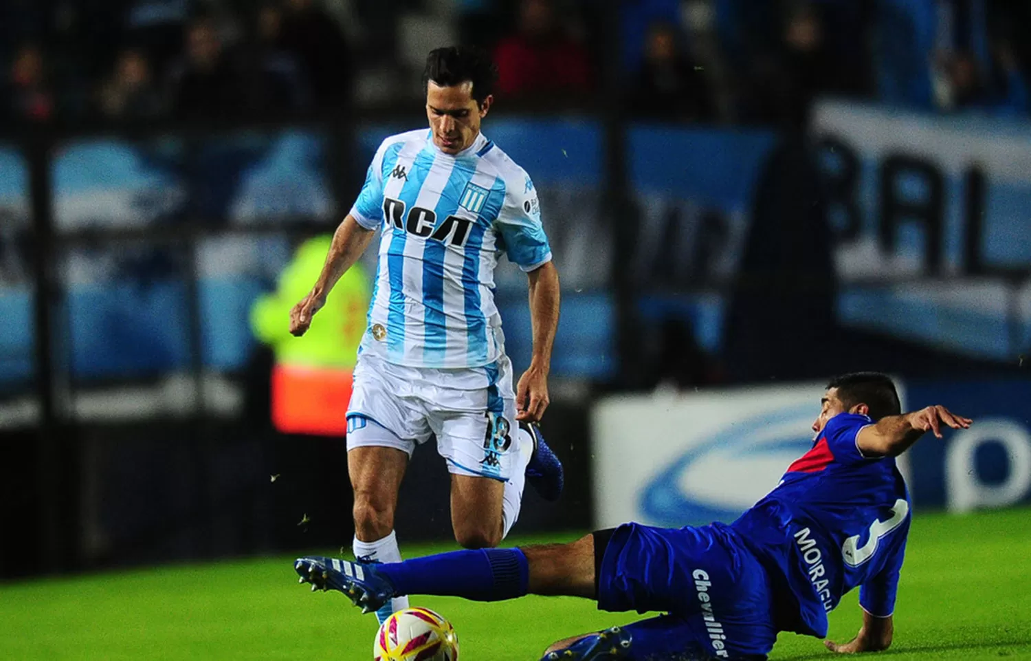 EN EL CILINDRO. Racing no pudo dar vuelta la serie ante Tigre.