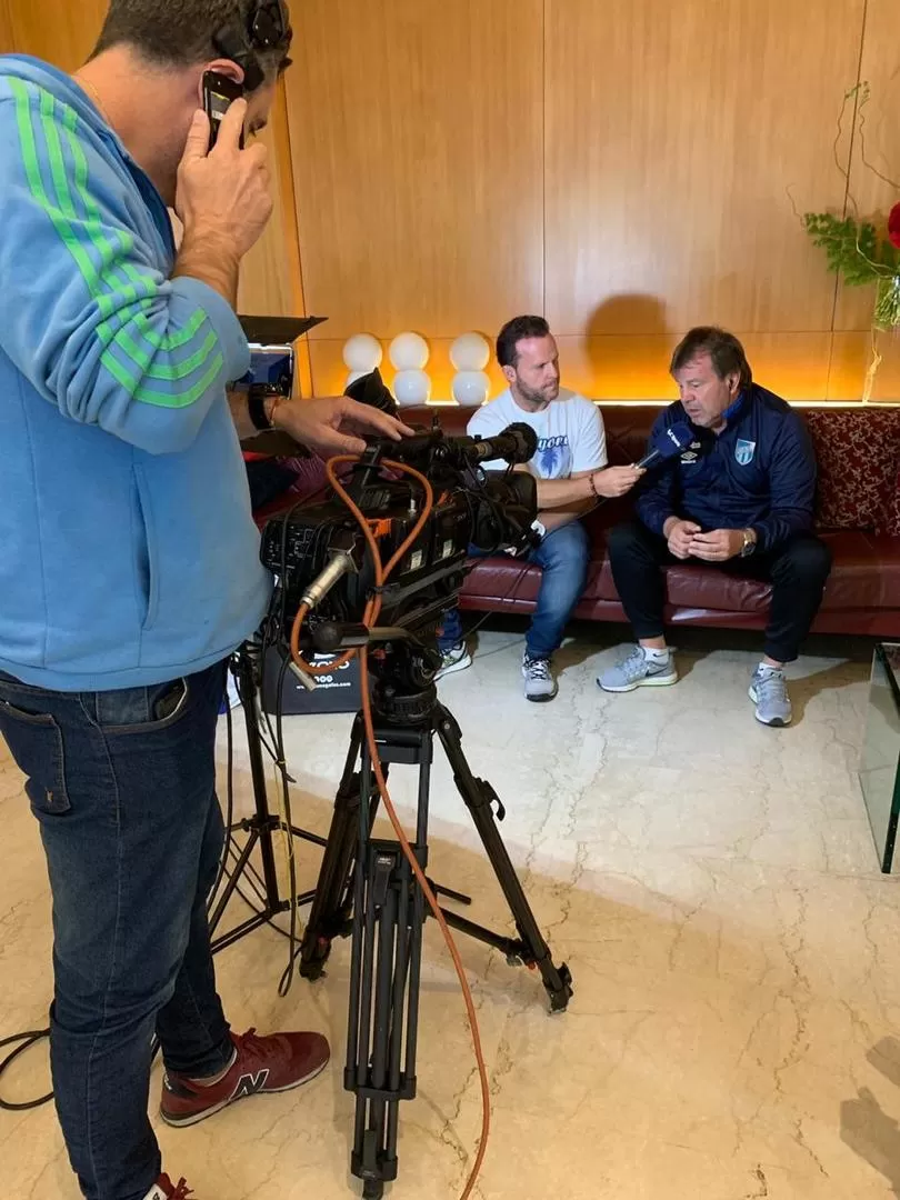 CON LA CABEZA DIVIDIDA. Zielinski dio entrevistas ayer en el hotel de la concentración. El DT daría a conocer su decisión en breve aunque difícilmente anuncie su salida horas antes de un partido como el de hoy. foto de cesar jorrat