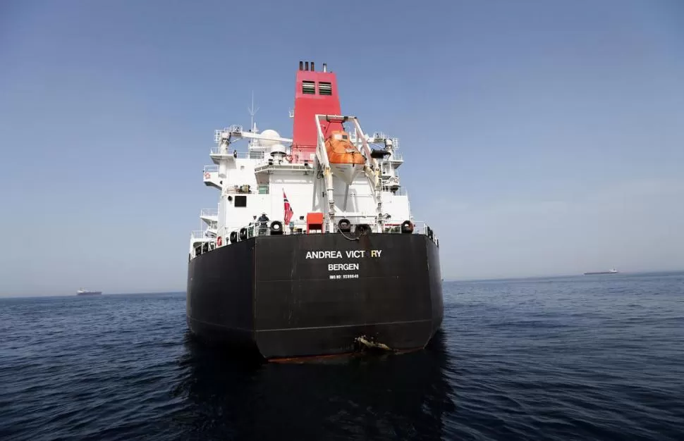 TANQUEROS. El puerto de Fujairah, en Emiratos Árabes Unidos es uno de los que usan los barcos saudíes.   Reuters