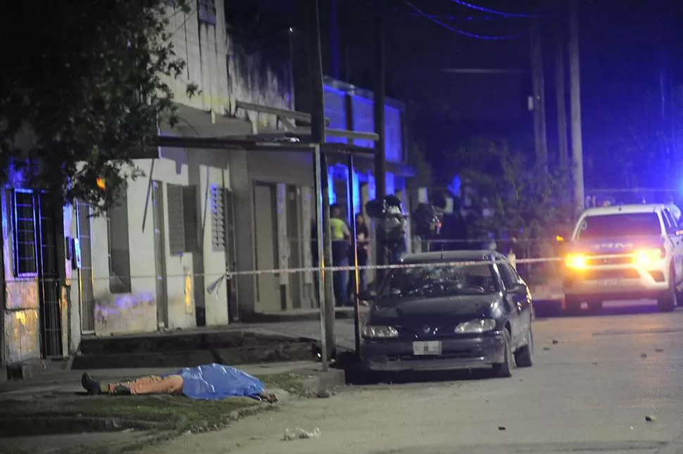EL LUGAR. Meneguello yace en el suelo, a metros del auto dañado. la gaceta / foto de hector peralta