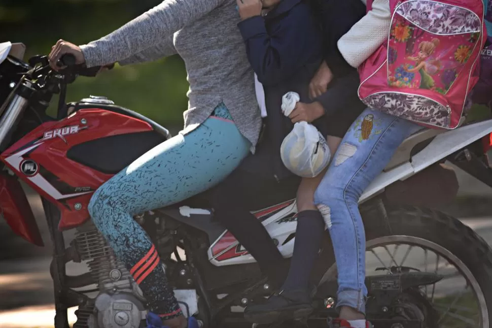 UNA IMAGEN QUE SE REITERA. Las infracciones de los motociclistas siguen siendo una moneda común. LA GACETA / FOTO DE JUAN PABLO SÁNCHEZ NOLI.-