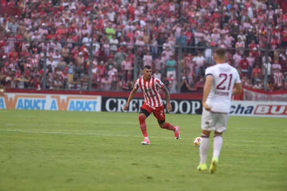 EVITA Y LOS HACE. Acevedo es un central duro, que además aporta goles. la gaceta / foto de diego aráoz