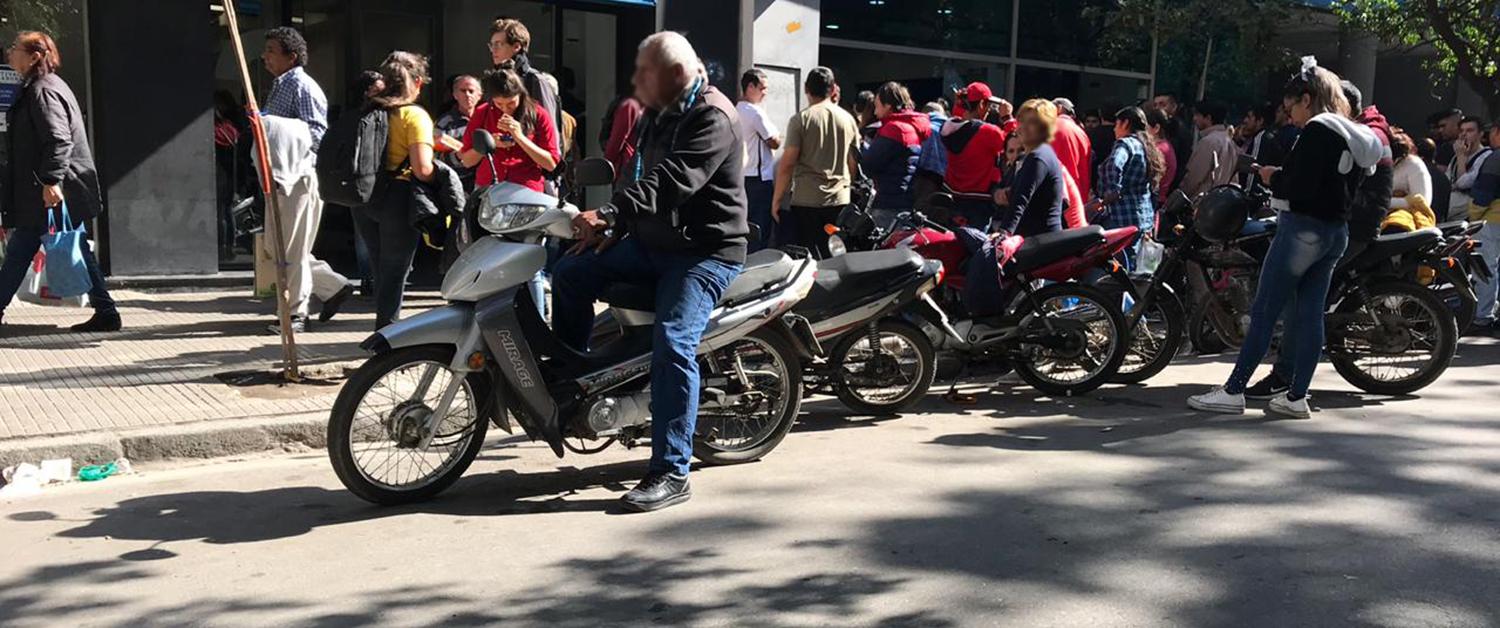 Largas colas en la sede de un banco céntrico. / LA GACETA