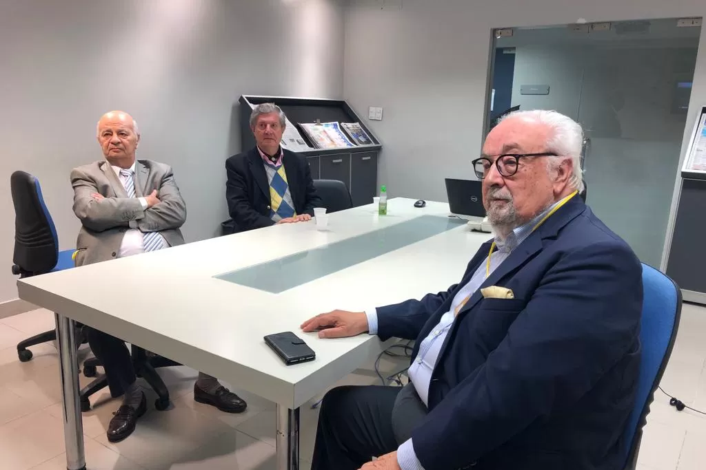 Chebaia, Topa y Bulacio, mirando el debate en una de las salas de la redacción. 