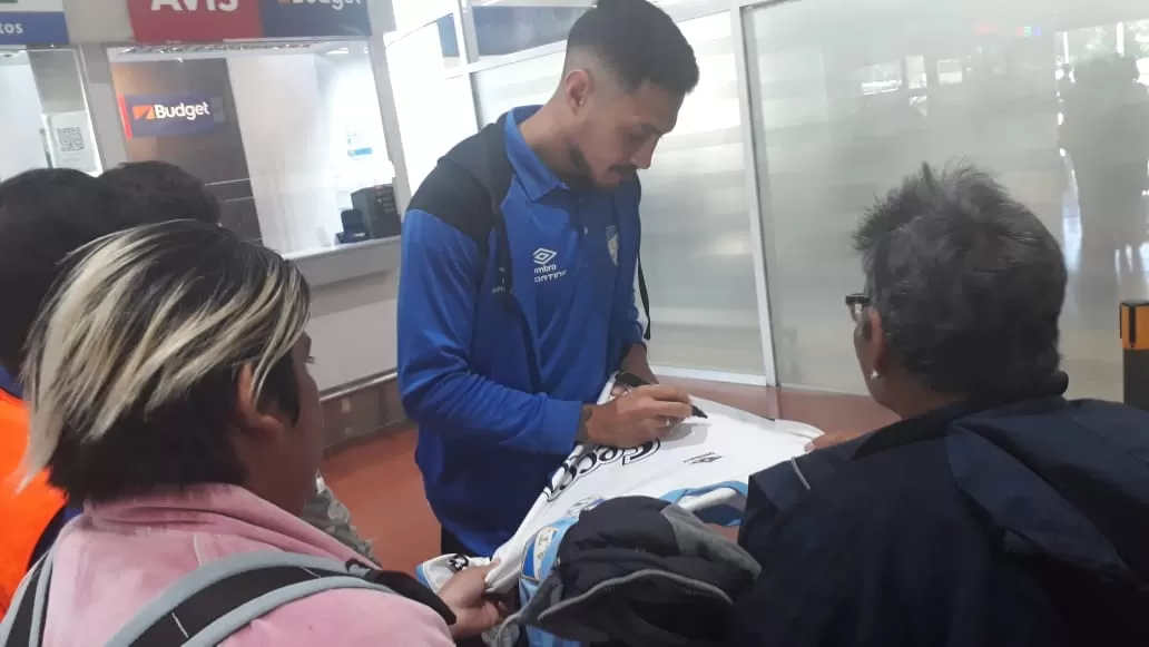 EN EL MATIENZO. La gente le pidió autógrafos a los jugadores. LA GACETA / ANALÍA JARAMILLO