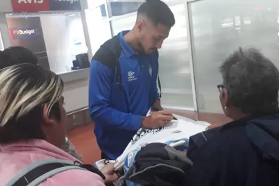 Los jugadores de Atlético llegaron a Tucumán y algunos hinchas los recibieron con aplausos