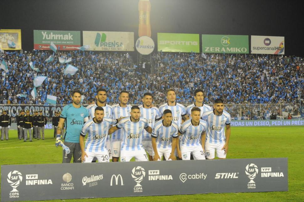 HISTÓRICO. Los 11 titulares que le ganaron a River en Tucumán y que anoche completaron la faena. 