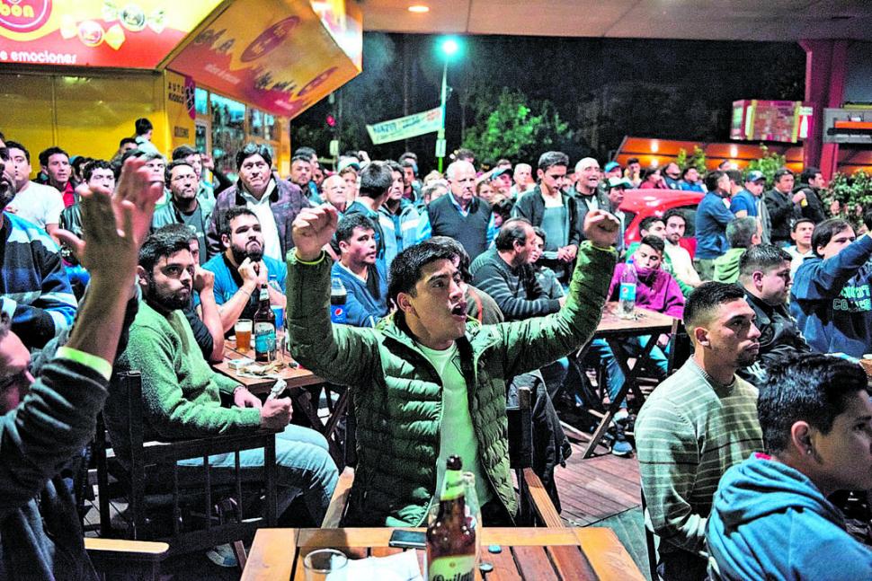  ATENTOS. Los fanáticos siguieron muy concentrados el encuentro que se disputó en el Monumental de Núñez.