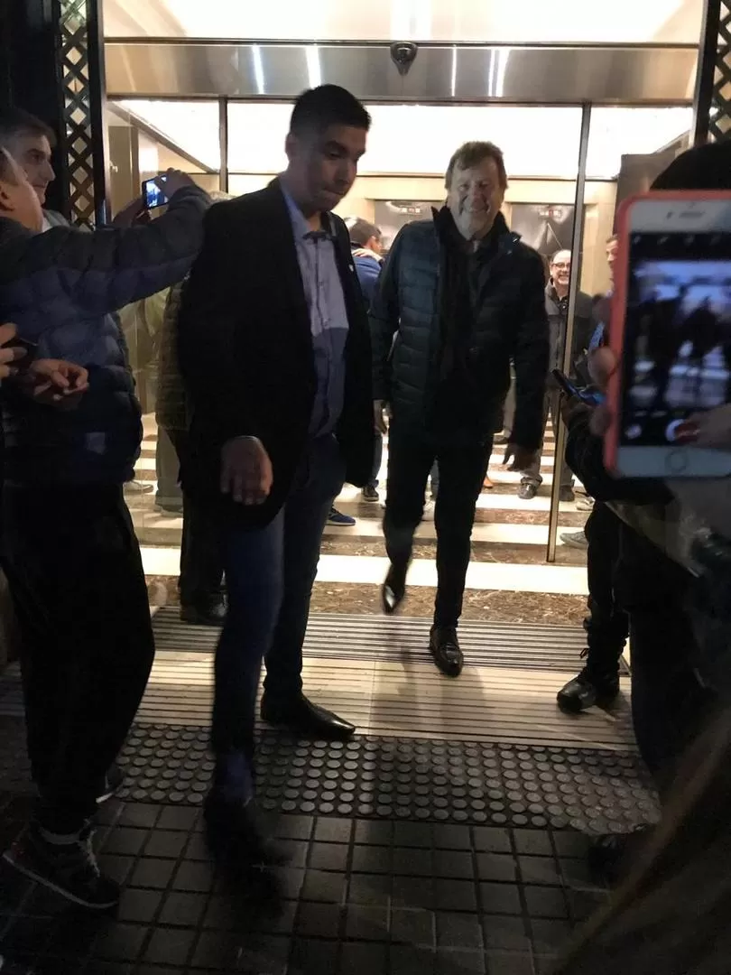 ¡SONRÍE! Zielinski cedió ante el avance de hinchas que apoyaron en el hotel. gentileza jUAN CARLOS Santillán 