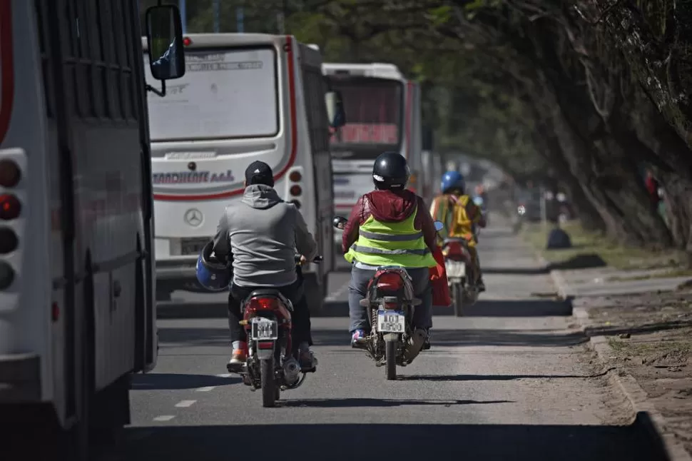 AMARILLO NEÓN. En esta primera etapa, los controles no se focalizarán en realizar multas sino en concientizar. LA GACETA / FOTO DE JUAN PABLO SÁNCHEZ NOLI.-