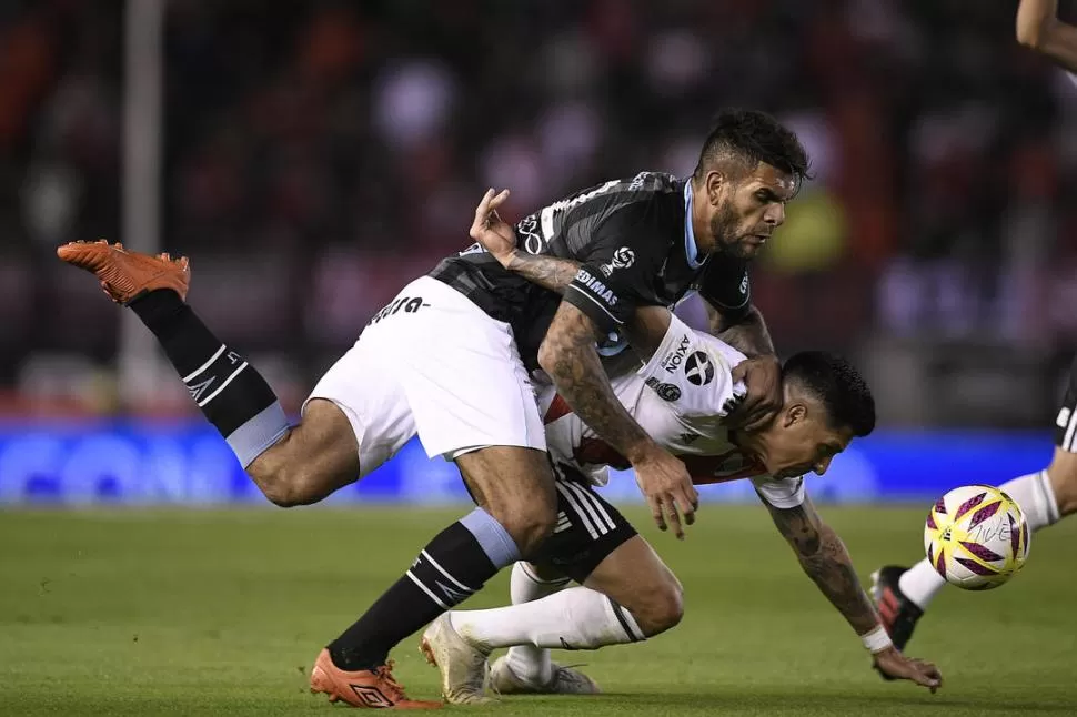 CUERPO A CUERPO. Javier Toledo y Enzo Pérez, en plena lucha por la pelota. River fue superior a lo largo de todo el partido, pero Atlético aguantó y golpeó en el momento indicado. foto de matías nápoli escalero (especial para la gaceta)