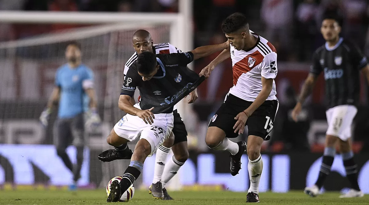 PUNTO ALTO. En el mediocampo, Rodrigo Aliendro siempre intentó tener la pelota y buscar la pausa.