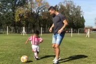 El nene del Santo se vistió de rojo y blanco, jugó con Pons y se llevó la pelota a su casa