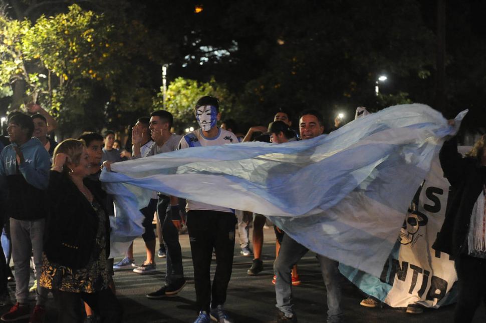 SE SUMÓ A LA FIESTA. Ella apareció en la noche del martes en la plaza Independencia y se plegó a la fiesta de los fanáticos.