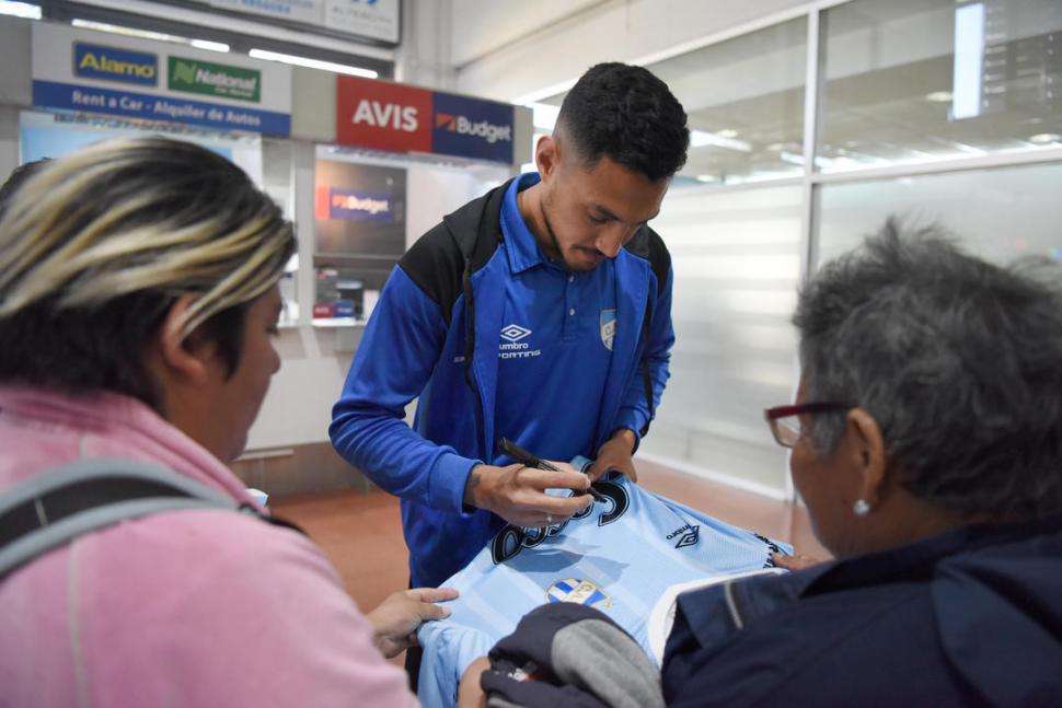  lMUY REQUERIDO. Jonathan Cabral firmó autógrafos en camisetas y en papeles.