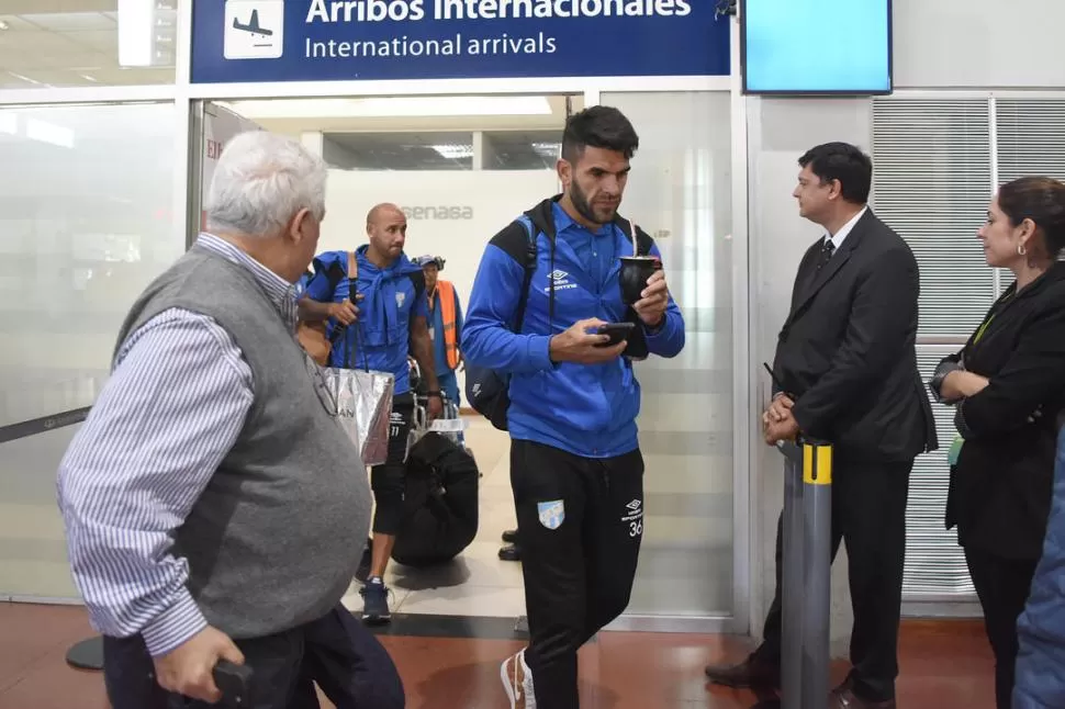 CON LO JUSTO Y NECESARIO. Toledo llegó a Tucumán (junto al resto de la delegación) con sus manos ocupadas: en una el mate y en la otra, el celular.  la gaceta / foto de Analía Jaramillo