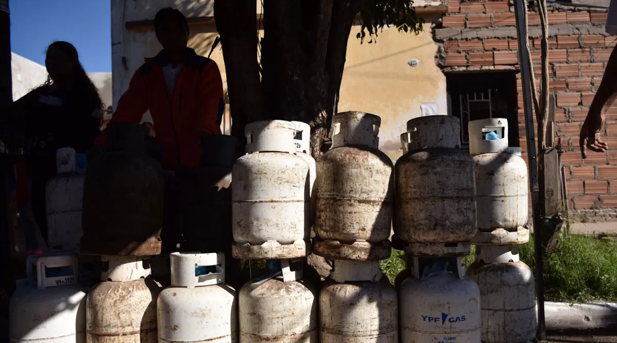 SERVICIO. Los vecinos aseguran que no cocinan en el horno para extender el uso de las garrafas, que sin subsidio nacional ni municipal cuestan $ 400.