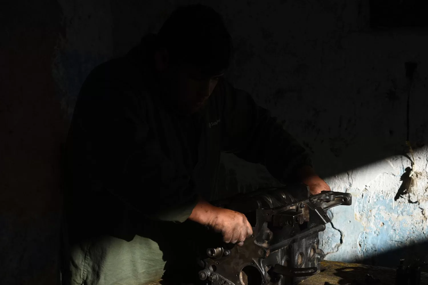 LECCIÓN. Miguel, de 17 años, está fascinado con aprender mecánica del automotor.