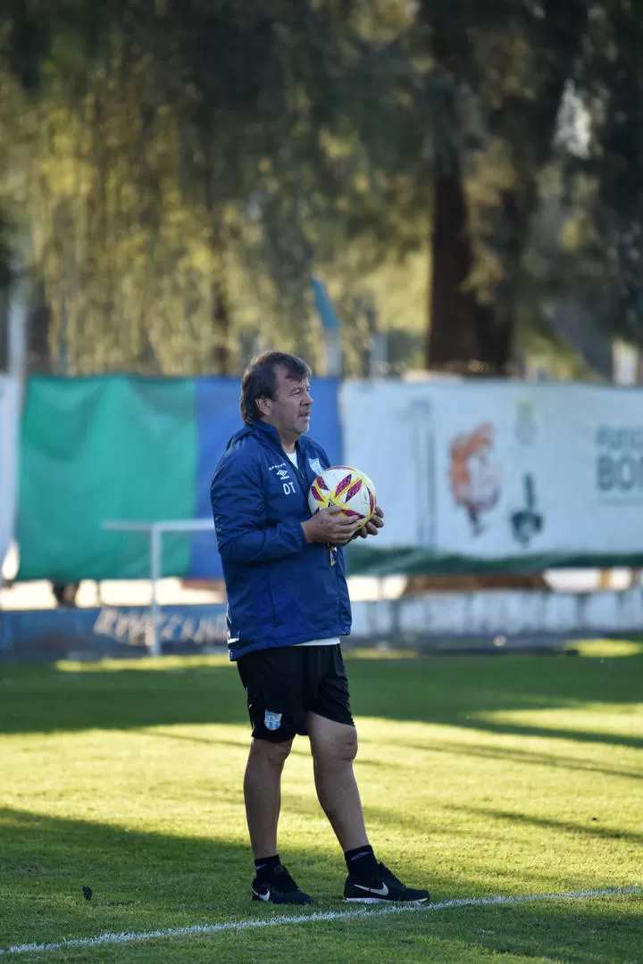 CONTROLA TODO. Ricardo Zielinski (foto), con pelota en mano, dirigió el entrenamiento de Atlético pensando en Tigre. la gaceta / foto de Inés Quinteros Orio 