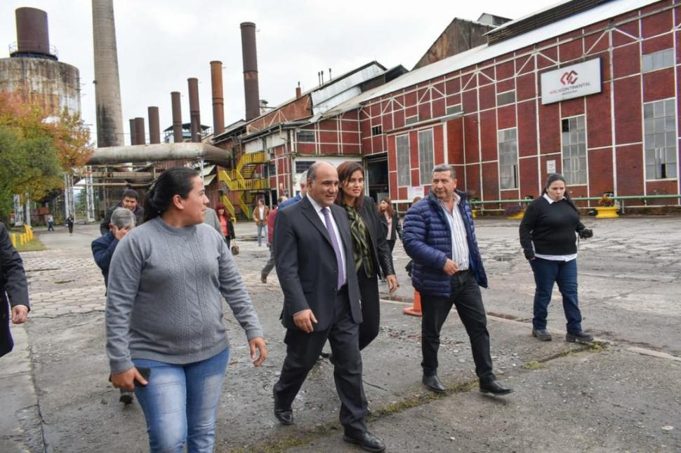 INGENIO FAMAILLÁ. El gobernador Manzur recorrió el predio de la fábrica.