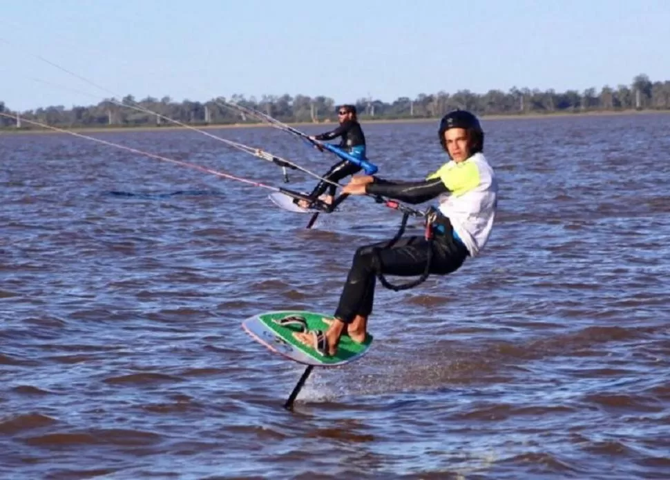 EN EL AGUA. “Santi” aprovechó al máximo el viento y las condiciones del agua. diario uno entre ríos 