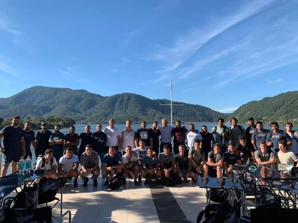 FORTALEZA DE GRUPO. El plantel del seleccionado conducido por Ignacio Fernández Lobbe y Diego Ternavasio disfrutó de una jornada distendida en El Cadillal. Hoy a las 11 será el captain’s run en Lawn Tennis. urt