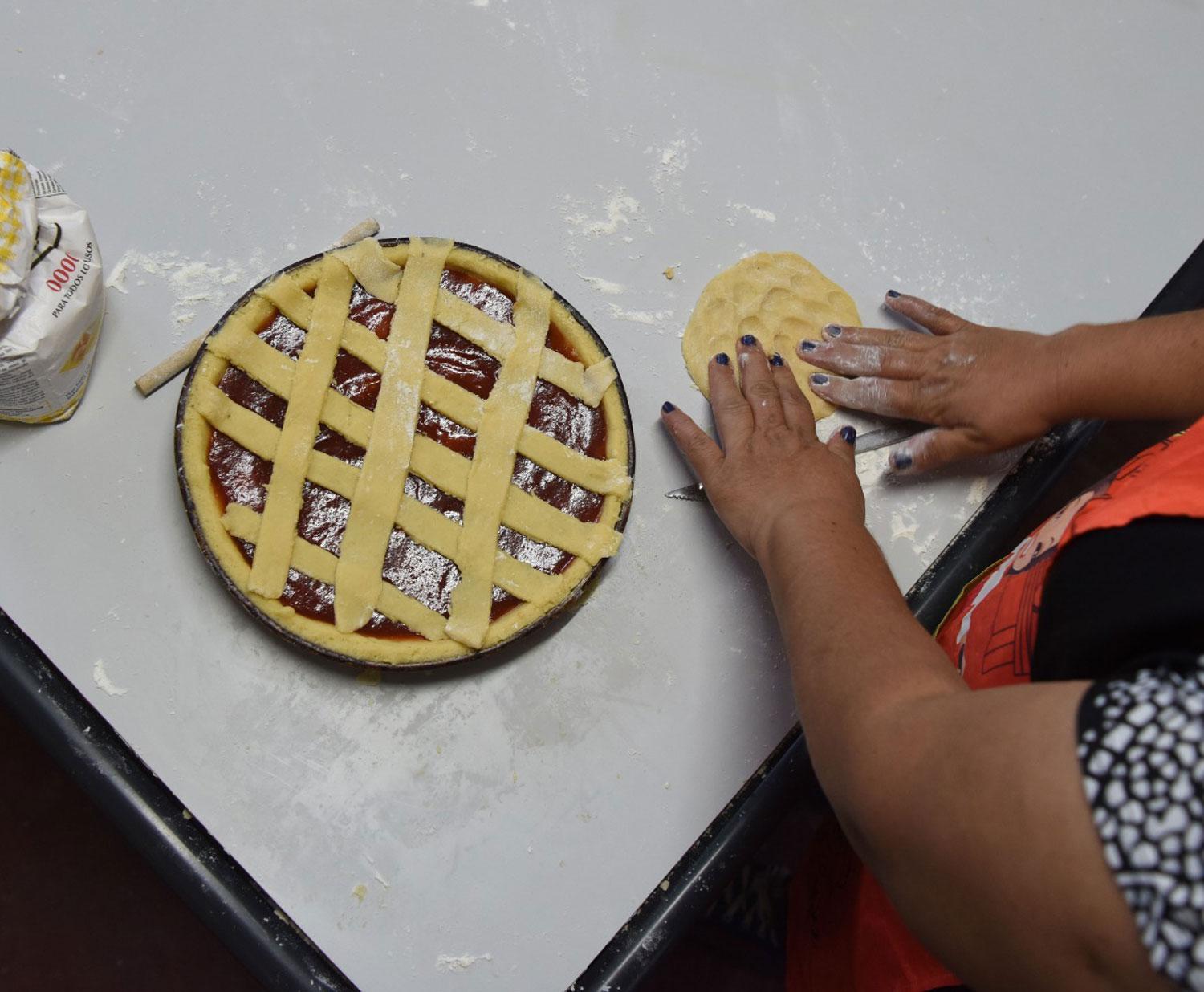 GASTRONOMÍA. En cocina, las chicas ya aprendieron a hacer diferentes tipos de masas y tartas dulces.