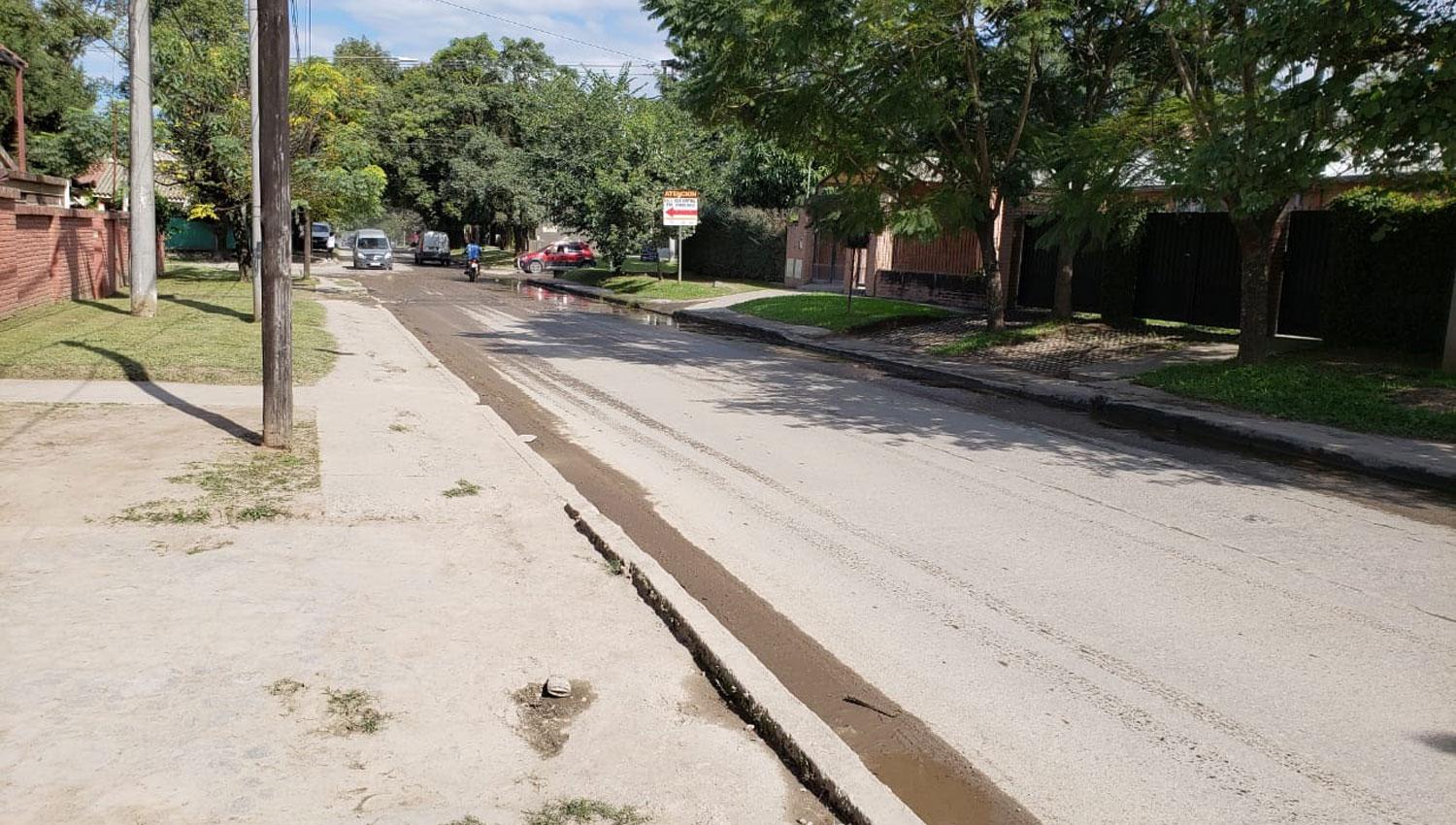 Hay dos pérdidas de agua, pero sólo repararon una de ellas