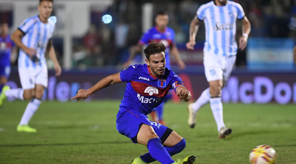 Lucas Menossi es un centrocampista de gran calidad y llega al gol, como en esta ocasión ante Atlético. (Télam)