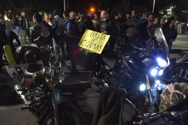 Los motoqueros volvieron a protestar en la plaza