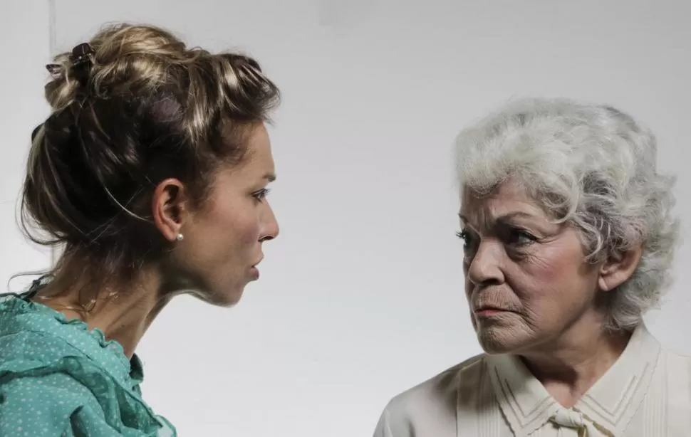 PROTAGONISTAS. Alejandra Páez Salas es Carmen Barranco y Liliana Sánchez es doña María, la viuda. 