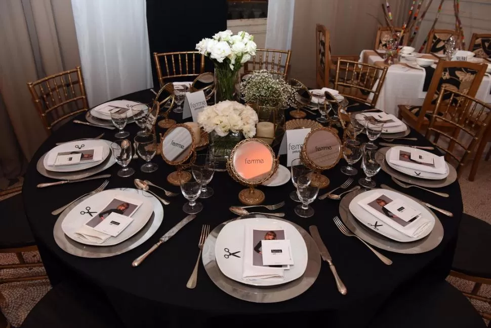 TIJERAS Y ALGO MÁS. Romina Moyano (Femme) presentó una mesa con espejos, inspirada en su colección otoño invierno. LA GACETA / FOTOS DE DIEGO ARÁOZ.-