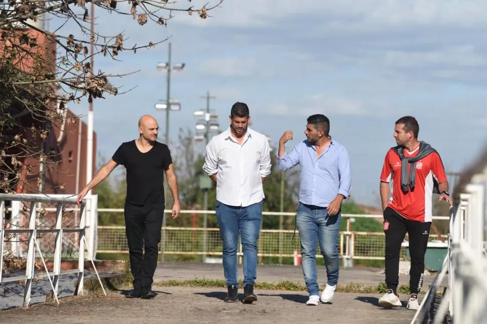 PRIMEROS PASOS. Orsi y Gómez recorrieron por primera vez el complejo “Natalio Mirkin”, acompañados por Miguel Romero y Matías Torres. “Estamos felices de estar en este club”, aseguraron los entrenadores. la gaceta / foto de DIEGO ARAOZ