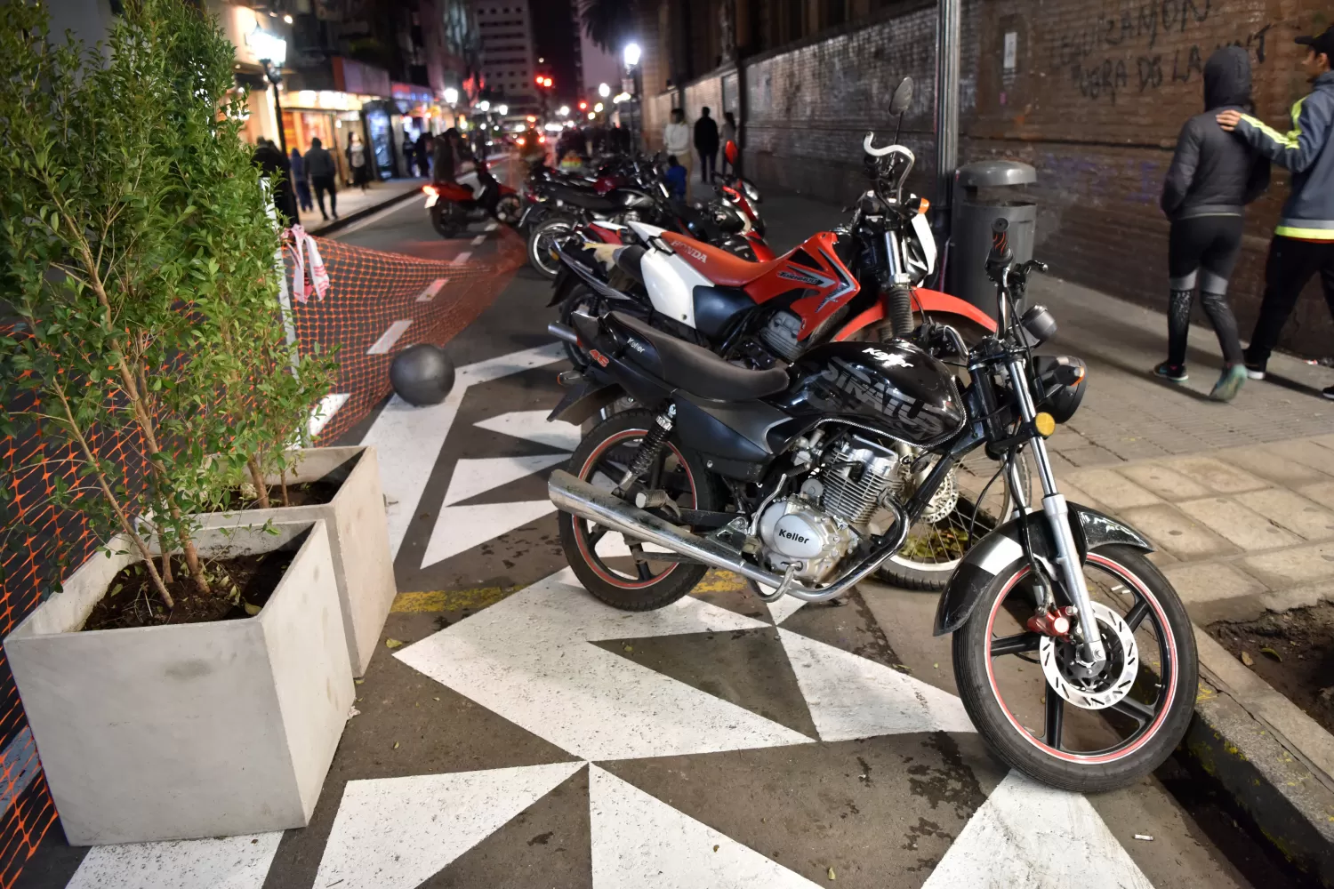 ¿Semi peatonal o estacionamiento de motos?