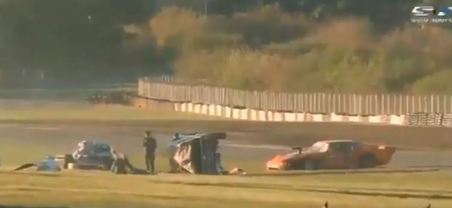 LUEGO DEL CHOQUE. El rescatista Ortega falleció tras ser embestido por uno de los autos.