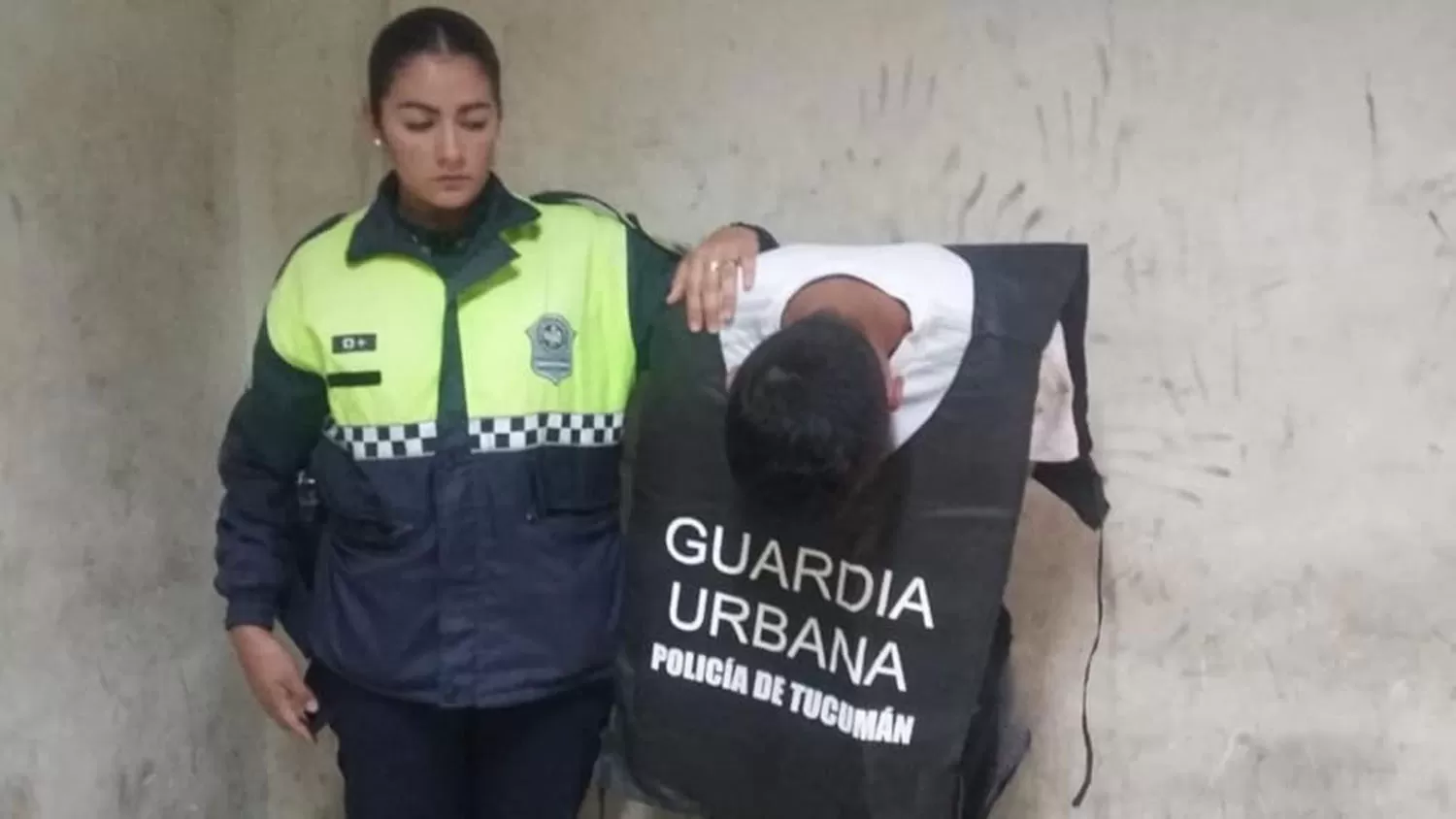 APREHENDIDO. El joven de 18 años no pudo lograr su cometido contra la policía.