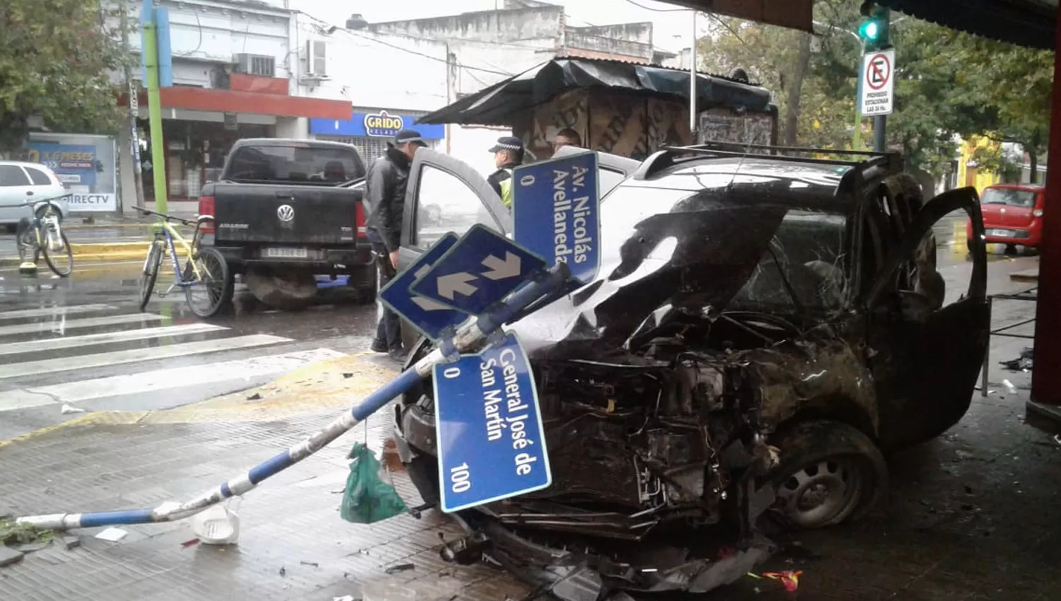 CON EL CARTEL ENCIMA. Una de las camionetas terminó con la señalización sobre el capot.